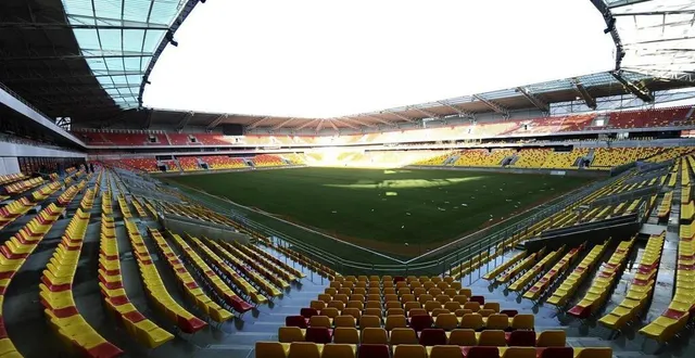 photo  une image du stade, baptisé dès le départ mmarena, quelques jours avant son inauguration.  &copy;  archives le maine libre – denis lambert 