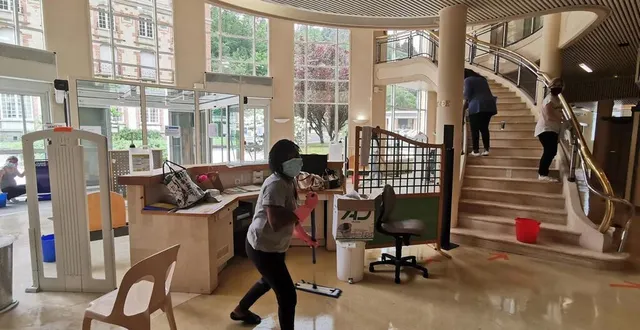 photo  aux thermes de bagnoles-de-l’orne, dans l’orne, les salariés s’activent à faire le ménage, avant l’arrivée des premiers curistes, lundi 7 juin 2021.  &copy;  ouest-france 