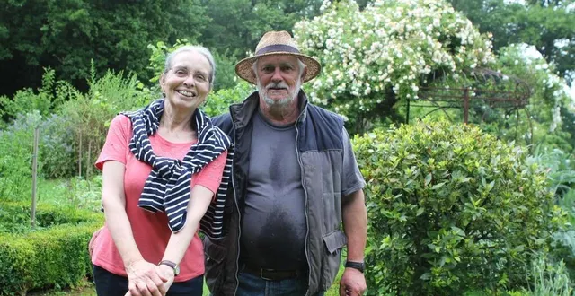photo  à clermont-créans, françoise et maurice schmit dans leur jardin.  &copy;  le maine libre 