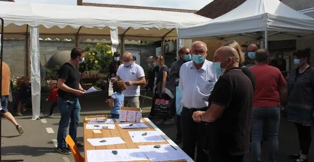 photo  les bénévoles ont donné les explications aux visiteurs sur la première épicerie sarthoise gérée par une association.  &copy;  le maine libre 