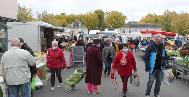 photo  le port du masque reste obligatoire dans toutes les communes de la sarthe jusqu’au 30 juin 2021, comme ici au marché de la flèche.  &copy;  archives le maine libre 