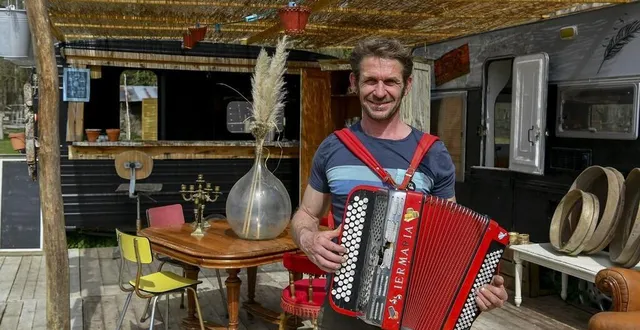 photo  ludwig segretain va accueillir des brocanteurs et artisans dans sa guinguette.  &copy;  photo le maine libre – yvon loue 