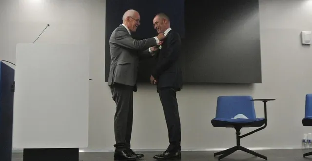 photo  jean-luc chassaniol remettant l’épingle de la légion d’honneur à olivier bossard  &copy;  le maine libre 