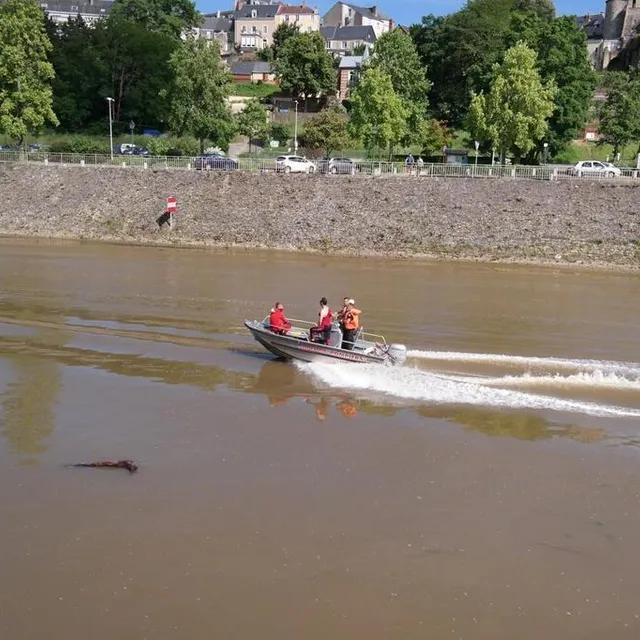 photo sept pompiers plongeurs et 34 sapeurs-pompiers ont été déployés après l’accident de kayak survenu sur la sarthe au mans, ce dimanche 6 juin 2021.  ©  ouest france