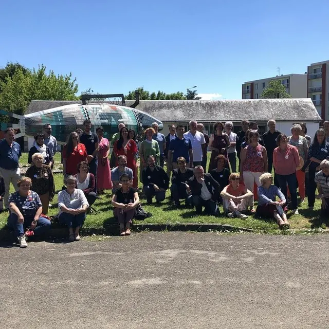 photo une majorité des binômes candidats (et leurs suppléants) se sont rassemblés en extérieur pour une photo de famille.  ©  le maine libre