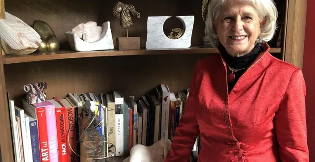 photo  pascale goudin-brisset, sculptrice alençonnaise, chez elle, où se mêlent de très nombreux livres, principalement d’art, et ses créations.  &copy;  ouest-france 