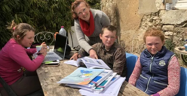 photo  paul et alice suivent l’école à la maison, guidés par leur maman, sous les yeux de leur sœur aînée, blanche.  &copy;  le maine libre 
