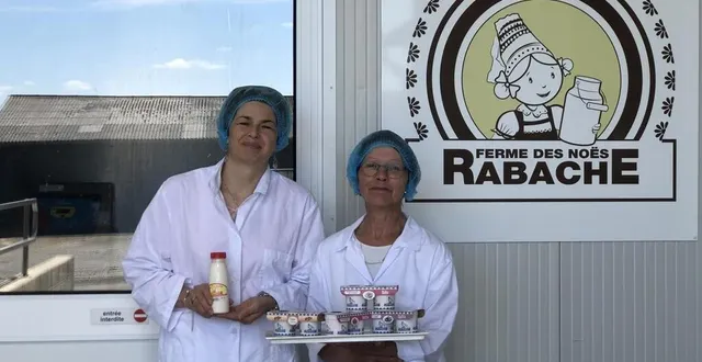 photo  laurence rabache et marie-laure duvard devant le laboratoire de la ferme.  &copy;  ouest-france 