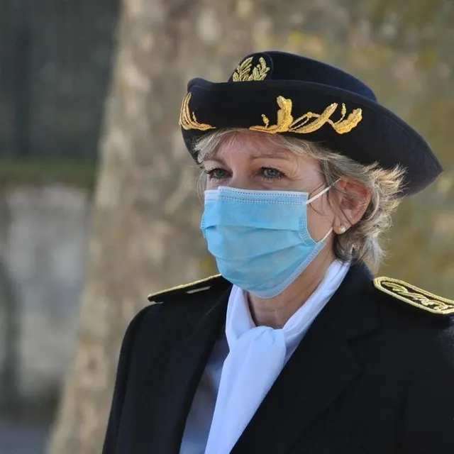 photo véronique ortet lors du dépôt de gerbe au monument aux morts qui a marqué sa prise de fonction.  ©  le maine libre
