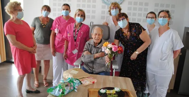 photo  cadeaux, gâteaux et coupe de mousseux. andré ludwig a une fois encore trinqué avec les personnels de l’ehpad, et ses camarades de l’unité de soins de longue durée.  &copy;  co 
