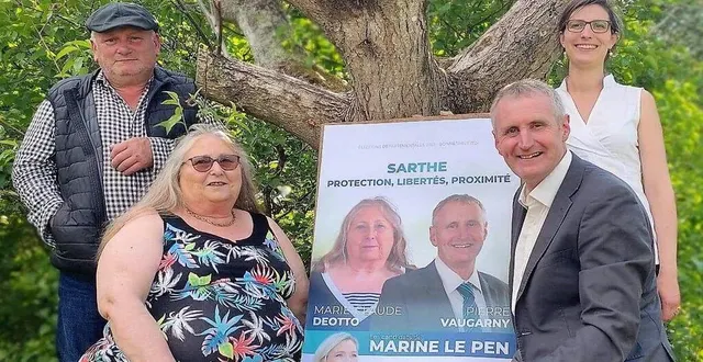 photo  marie-claude deotto et pierre vaugarny, devant les remplaçants daniel rebrassé et claire le morvan.  &copy;  le maine libre 