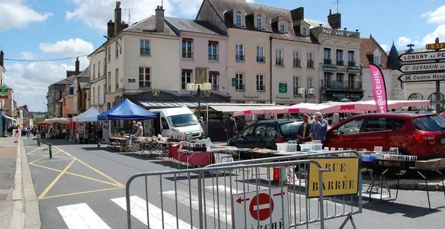 photo  une partie de la rue des 15-fusillés est fermée à la circulation tous les samedis, de 6 h à 15 h, jusqu’au 25 septembre.  &copy;  ouest-france 