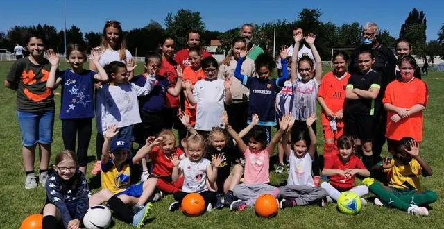 photo  au stade delaune, la séance de découverte se termine. il reste à tester l’opposition, mais assurément, les 16 jeunes filles venues tester la discipline intégreront les effectifs à la rentrée.  &copy;  le maine libre 
