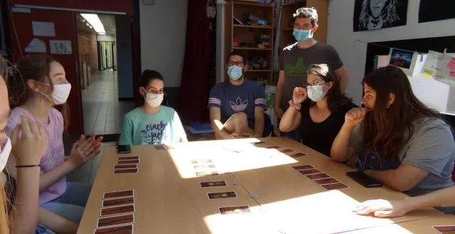 photo  pendant la porte ouverte, les jeunes ont profité d’un répit pour s’adonner à un jeu de société.  &copy;  le maine libre 