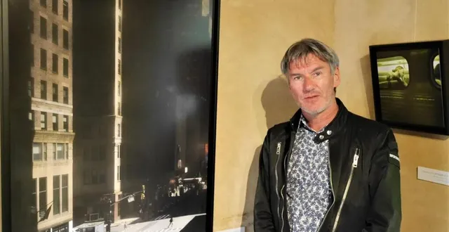 photo  jean-françois mollière entre deux photographies de new york (à gauche) et de chicago.  &copy;  ouest-france 