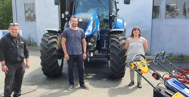 photo  françois-xavier guillerme, directeur, florian auger et laurie legeay, vendeurs sédentaires, attendent les visiteurs des portes ouvertes d’ap services.  &copy;  ouest-france 