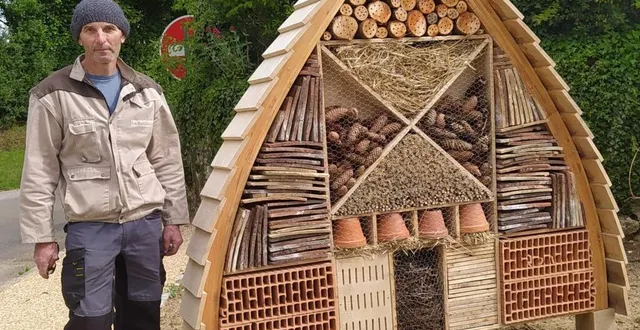 photo  guy londoro, agent d’entretien de la commune, à côté de l’hôtel à insectes qu’il a bâti.  &copy;  le maine libre 