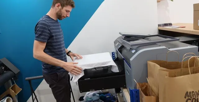 photo  benoît delsol, gérant du tout récent manches courtes, ouvert en février 2021 rue de la paille au mans, ne fait pas de stock de vêtements.  &copy;  photo le maine libre 