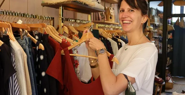 photo  le mans, mardi 8 juin 2021. élise chiari, gérante de lucette, ne prend pas beaucoup de stocks sur chaque produit : une robe, par exemple, n’est disponible qu’en cinq exemplaires, de trois tailles différentes. « je préfère dire que je n’ai plus la bonne taille plutôt qu’accumuler à ne plus savoir qu’en faire. »  &copy;  photo le maine libre 