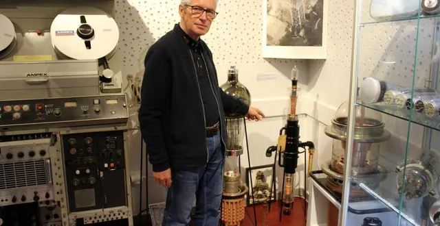 photo  joël heslon présente la lampe d’émission de la tour eiffel datée de 1936.  &copy;  le maine libre 