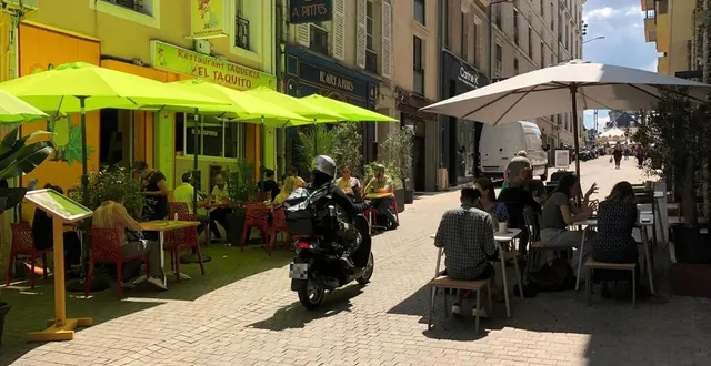 photo  les restaurateurs de la rue du cornet au mans (sarthe), en contrebas de la place de la république, reprochent aux livreurs à scooter de passer juste à côté des terrasses.  &copy;  ouest-france 