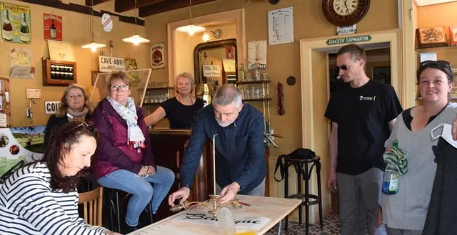 photo  derniers préparatifs pour un groupe de bénévoles de l’association musiques magiques.  &copy;  le maine libre 