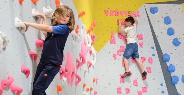 photo  le mans, mercredi 9 juin 2021. les enfants étaient bien souvent les premiers à vouloir tester la nouvelle salle d’escalade vertical’art.  &copy;  photo le maine libre 