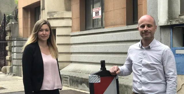 photo  manon lardeux (chargée de communication) et sébastien lange (cofondateur de subteno) devant les locaux de l’ancien tri postal, rue du jeudi, à alençon.  &copy;  ouest-france 