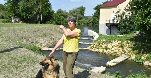 photo  françoise cossonneau explique l’aménagement de la rivière contournant la centrale hydroélectrique et permettant de aux poissons de remonter l’huisne.  &copy;  le maine libre 