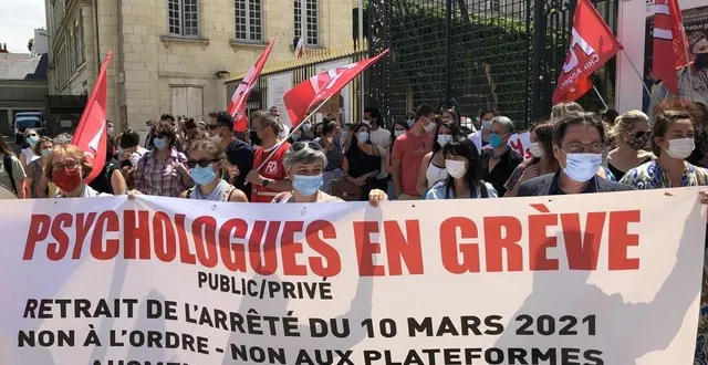 photo  angers, jeudi 10 juin 2021. une centaine de psychologues du public et du privé ont manifesté devant les grilles de la préfecture.  &copy;  co 
