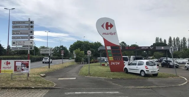 photo  un ou deux bâtiments avec commerces et bureaux seront construits le long de la rocade, en lieu et place de la station-service et de places de stationnement.  &copy;  le maine libre 