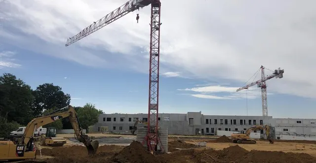 photo  grue et pelleteuse s’activent sur le futur emplacement du bâtiment d’hospitalisation. au fond, le bâtiment technique.  &copy;  ouest-france 