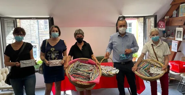 photo  de gauche à droite : célia postel et morgane langlais, participantes au défi, nicole yvard chesneau, secrétaire générale du comité de l’orne de la ligue contre le cancer, olivier toussaint, son président, et christiane guichard, bénéficiaire du défi.  &copy;  ouest france 