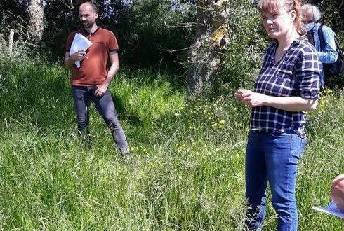 photo  au frêne, lucie mésange (au premier plan) a fait découvrir sa prairie aux membres du jury.  &copy;  le maine libre 