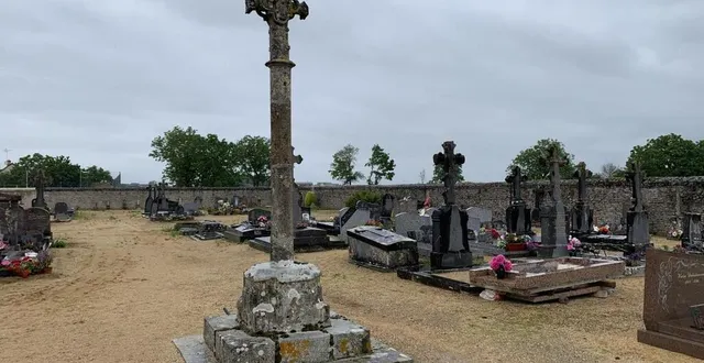 photo  deux croix situées à vion, dont celle-ci, au cimetière de la commune, vont faire l’objet d’une restauration.  &copy;  le maine libre 