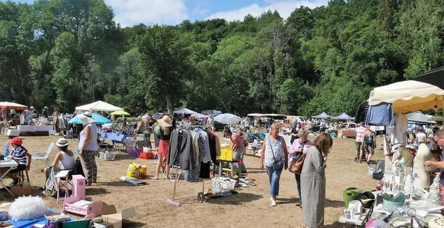 photo  le marché champêtre se déroule dans le pré communal en bordure de sarthe à saint-céneri-le-gérei (orne).  &copy;  ouest-france 
