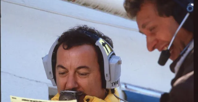 photo  coluche, c’est aussi l’histoire d’un mec qui adorait les circuits, l’ambiance des courses, comme ici aux 24 heures du mans.  &copy;  collection particulière 