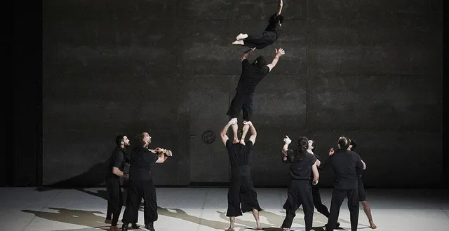 photo  vous ne resterez pas de marbre devant les sauts périlleux des acrobates de möbius.  &copy;  photo christophe raynaud de lage 