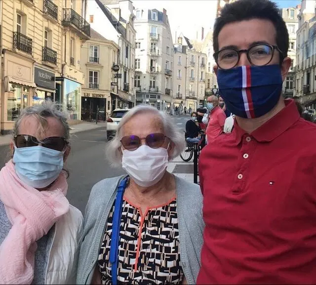 photo corentin est venu du mans (sarthe) en famille avec sa mère véronique et sa grand-mère nicole à la librairie richer à angers pour rencontrer l’ex-premier ministre édouard philippe.  ©  ouest-france