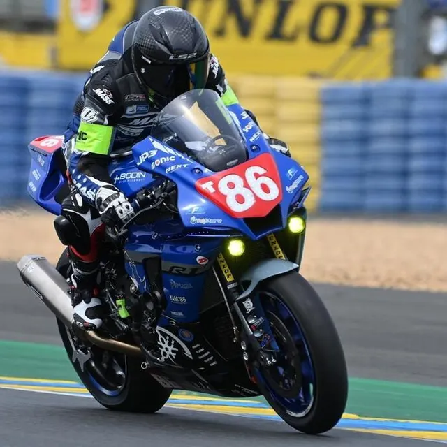 photo #86. pitlane france. yamaha yzf – r1. superstock. sarrabayrouse alex. france.  ©  daniel fouray / ouest-france