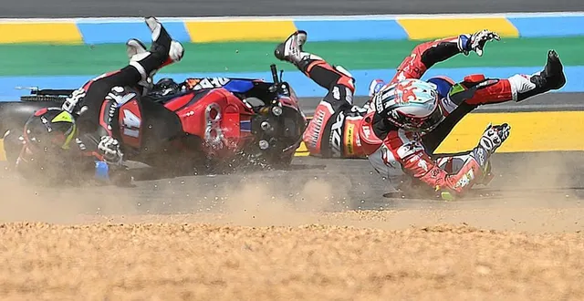 photo  24 heures du mans moto. sport. motocyclisme. endurance. championnat du monde.  chute au dã©part dans le premier virage. #41. rac 41 chromeburner. france. honda cb r1000. superstock. leesch chris. luxembourg. #77. wojcik racing team. pologne. yamaha yzf – r1. formula ewc. barrier sylvain. france.  photo daniel fouray.  &copy;  daniel fouray / ouest-france 