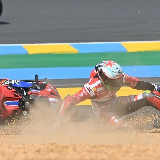 photo 24 heures du mans moto. sport. motocyclisme. endurance. championnat du monde.  chute au dã©part dans le premier virage. #41. rac 41 chromeburner. france. honda cb r1000. superstock. leesch chris. luxembourg. #77. wojcik racing team. pologne. yamaha yzf – r1. formula ewc. barrier sylvain. france.  photo daniel fouray.  ©  daniel fouray / ouest-france