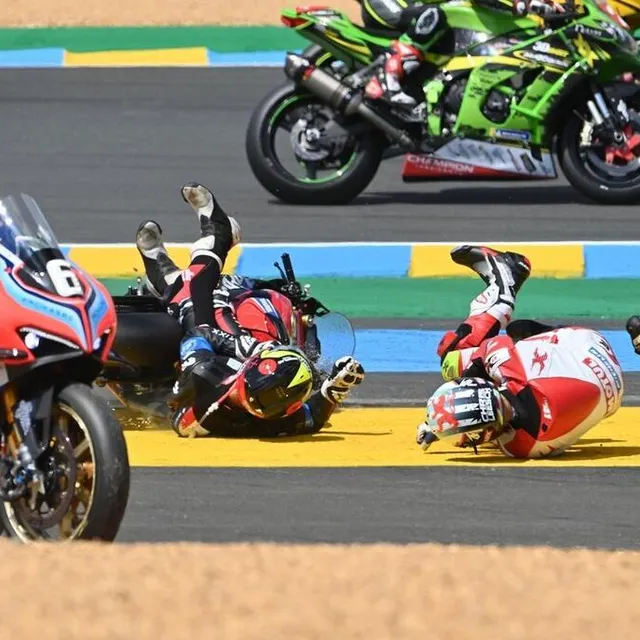 photo 24 heures du mans moto. sport. motocyclisme. endurance. championnat du monde.  chute au dã©part dans le premier virage. #41. rac 41 chromeburner. france. honda cb r1000. superstock. leesch chris. luxembourg. #77. wojcik racing team. pologne. yamaha yzf – r1. formula ewc. barrier sylvain. france.  photo daniel fouray.  ©  daniel fouray / ouest-france