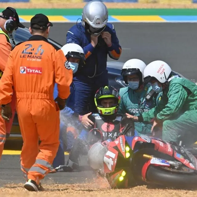 photo 24 heures du mans moto. sport. motocyclisme. endurance. championnat du monde.  chute au dã©part dans le premier virage.  #77. wojcik racing team. pologne. yamaha yzf – r1. formula ewc. barrier sylvain. france.  photo daniel fouray.  ©  daniel fouray / ouest-france