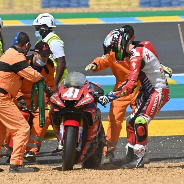 photo 24 heures du mans moto. sport. motocyclisme. endurance. championnat du monde.  chute au dã©part dans le premier virage. #41. rac 41 chromeburner. france. honda cb r1000. superstock. leesch chris. luxembourg. #77. wojcik racing team. pologne. yamaha yzf – r1. formula ewc. barrier sylvain. france.  photo daniel fouray.  ©  daniel fouray / ouest-france
