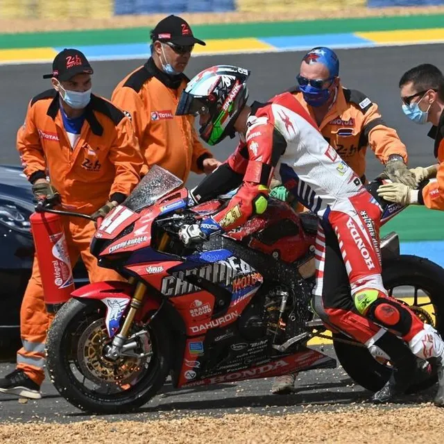 photo 24 heures du mans moto. sport. motocyclisme. endurance. championnat du monde.  chute au dã©part dans le premier virage. #41. rac 41 chromeburner. france. honda cb r1000. superstock. leesch chris. luxembourg. #77. wojcik racing team. pologne. yamaha yzf – r1. formula ewc. barrier sylvain. france.  photo daniel fouray.  ©  daniel fouray / ouest-france