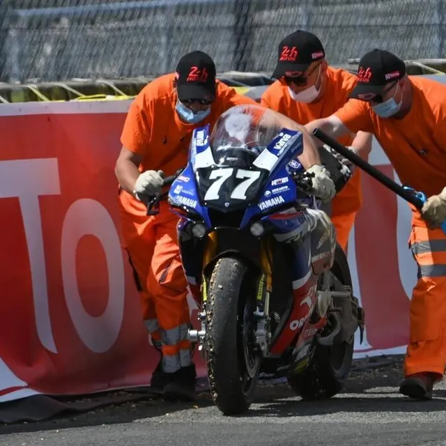 photo 24 heures du mans moto. sport. motocyclisme. endurance. championnat du monde.  chute au dã©part dans le premier virage. #41. rac 41 chromeburner. france. honda cb r1000. superstock. leesch chris. luxembourg. #77. wojcik racing team. pologne. yamaha yzf – r1. formula ewc. barrier sylvain. france.  photo daniel fouray.  ©  daniel fouray / ouest-france