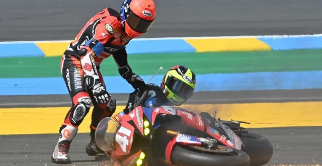 photo  24 heures du mans moto. sport. motocyclisme. endurance. championnat du monde.  chute au départ dans le premier virage. #41. rac 41 chromeburner. france. honda cb r1000. superstock. leesch chris. luxembourg. #77. wojcik racing team. pologne. yamaha yzf – r1. formula ewc. barrier sylvain. france.  photo daniel fouray.  &copy;  daniel fouray / ouest-france 