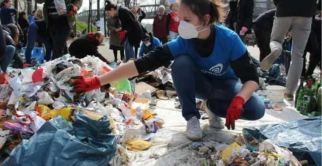 photo  les participants au ramarchage sont invités à apporter des gants et des sacs.  &copy;  ekwana 