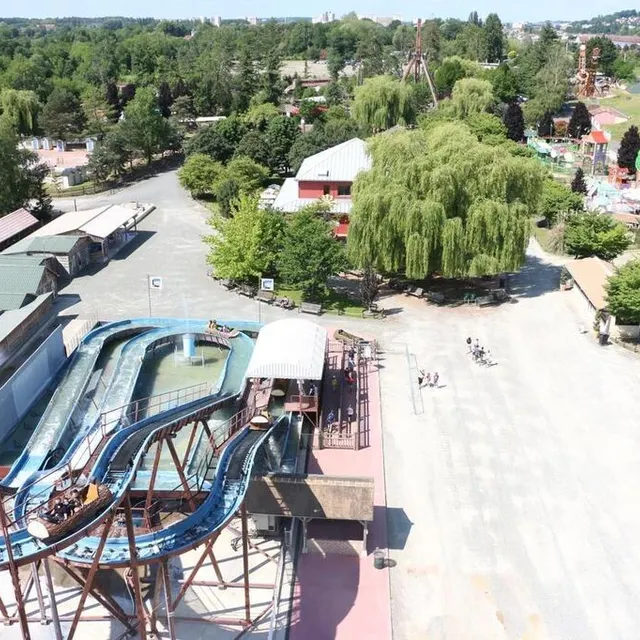 photo en haut de la grande roue de papéa, vue imprenable sur les manèges, le lac et la campagne environnante.  ©  ouest-france